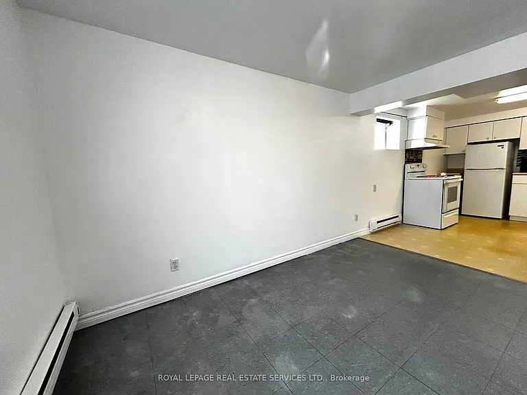5219 Broughton Cres #IN-LAW ON MAI — Photo 5