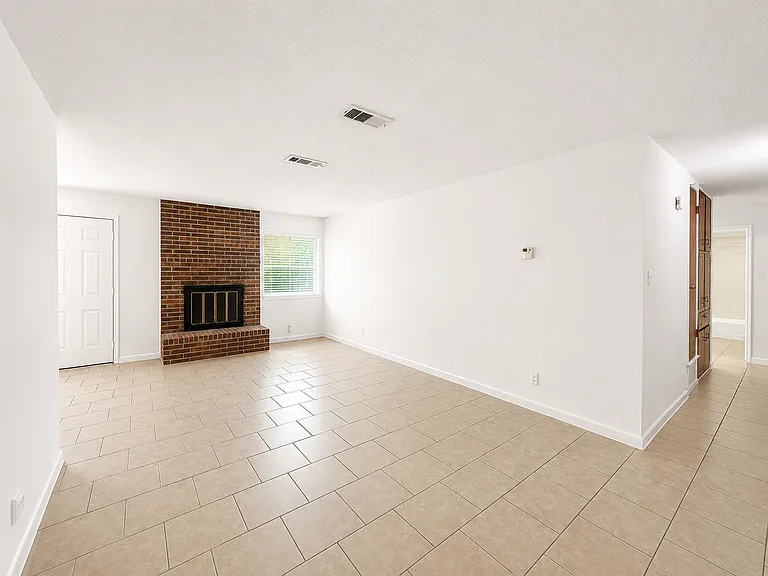 2211 Wheeler Ave — Photo 3