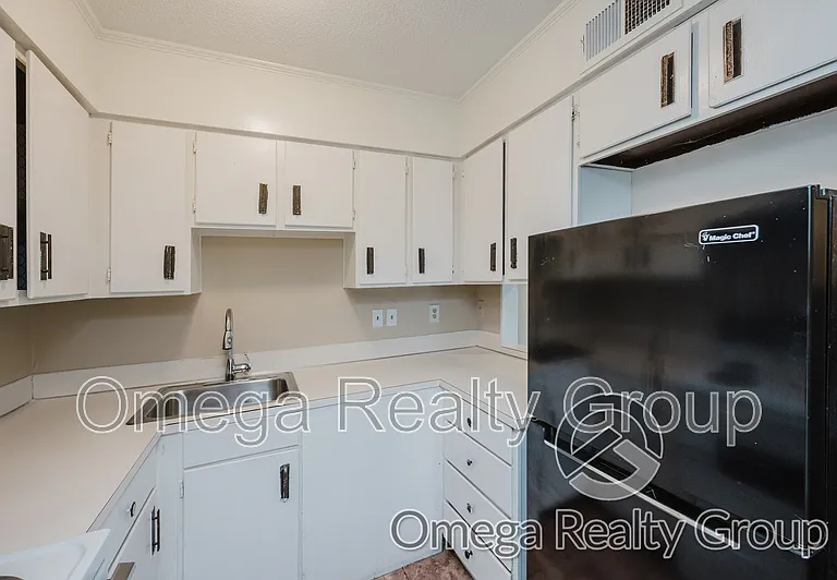 Camelot Apartments — Photo 23