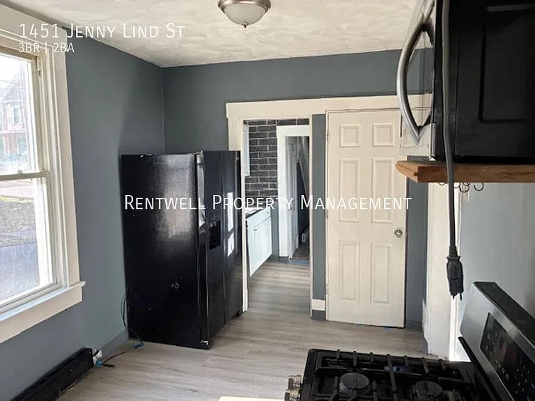 1451 Jenny Lind St — Photo 3