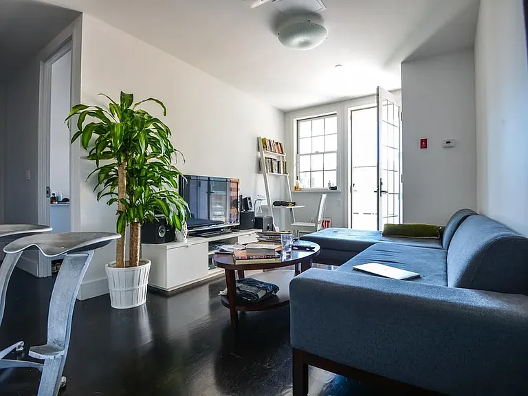 154 N 7th St #301 — Photo 1