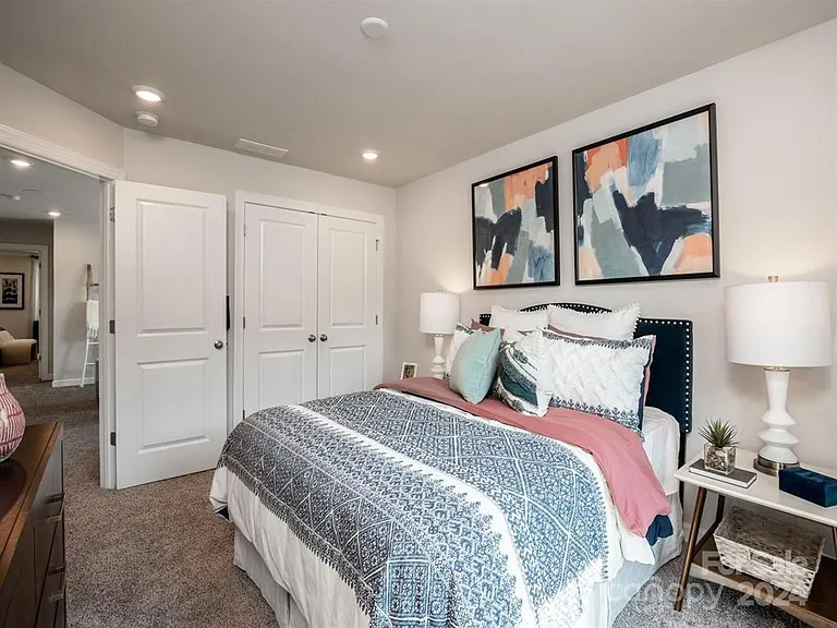 325 Cranford Dr — Photo 3