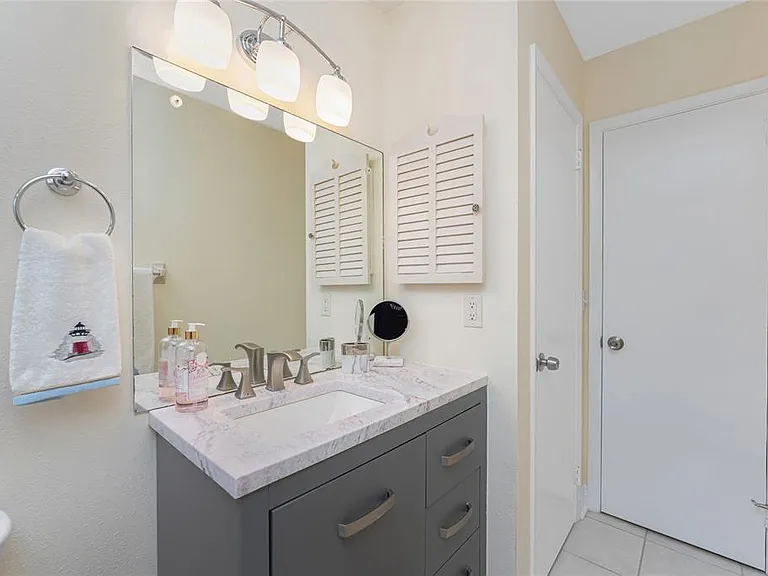 1720 Florence Ave — Photo 33