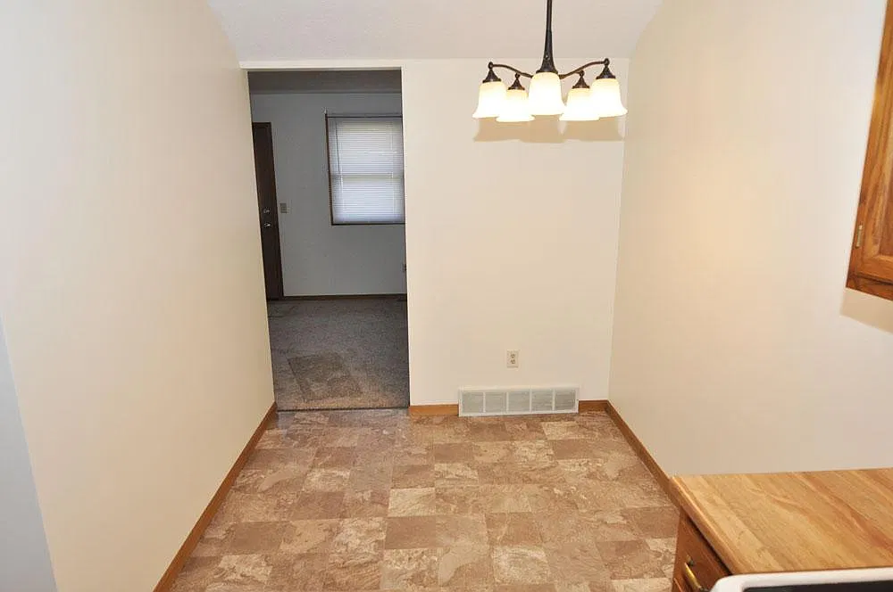 2 bed, 1.5 bath, 936 sqft, $1,100 — Photo 4