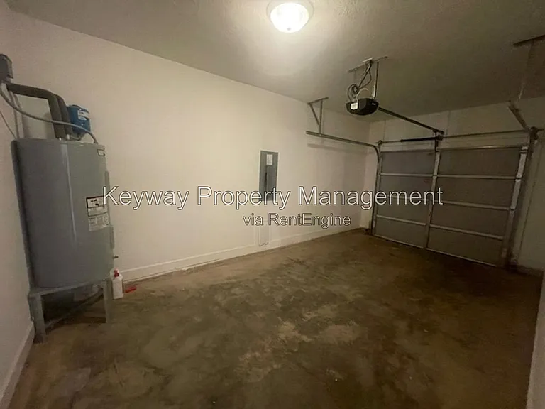 1933 Avenel Ln — Photo 16