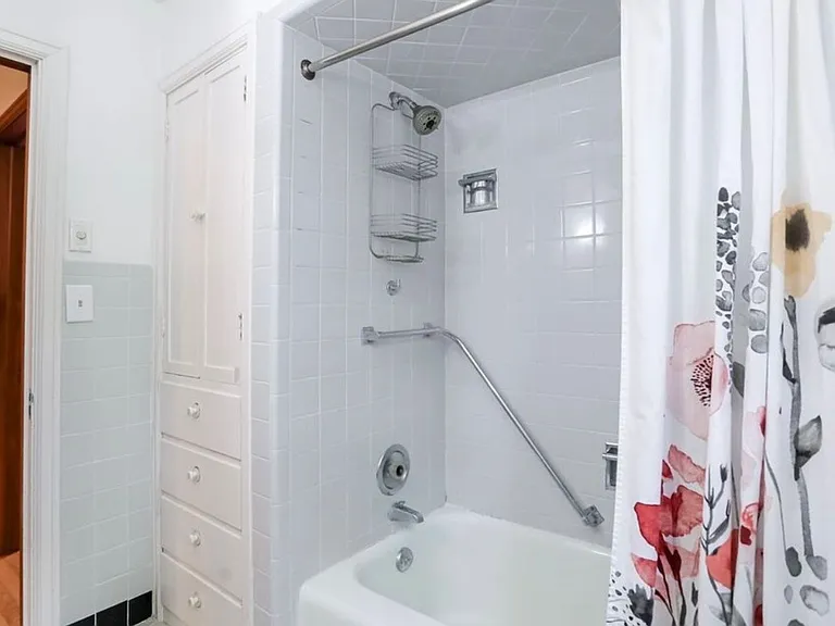 477 Robinson St — Photo 8