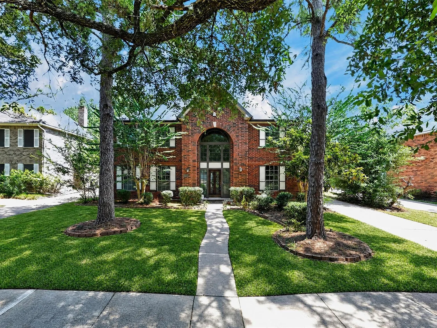 4 bed, 2.5 bath, 2854 sqft, $2,600 — Photo 1
