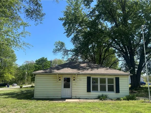 705 Yoeke St, Tonganoxie, KS 66086