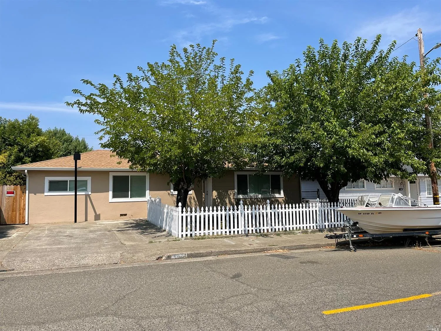 102 Thompson Ave photo 1
