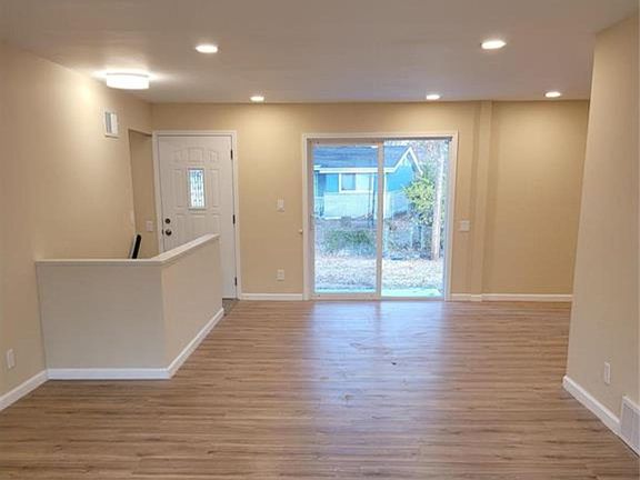 2nd image of 2247 Crandell Dr