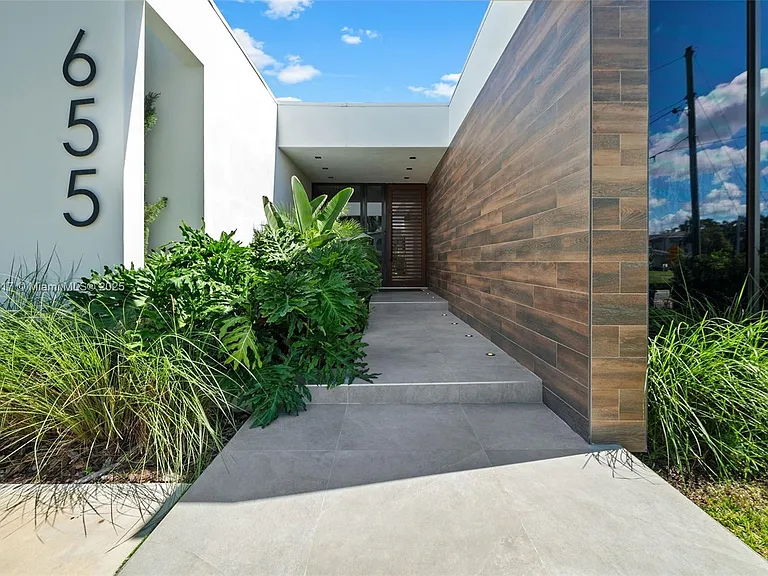 655 Layne Blvd — Photo 3