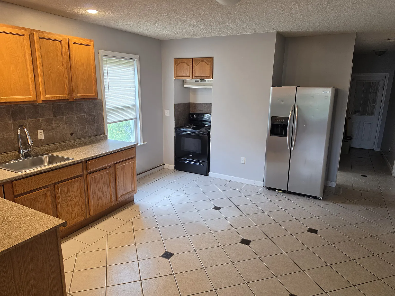 3 bed, 1225 sqft, $2,200 — Photo 1