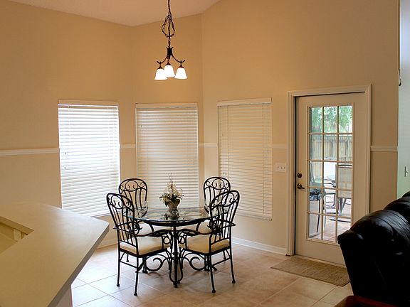 4th image of 809 N Lake Claire Cir