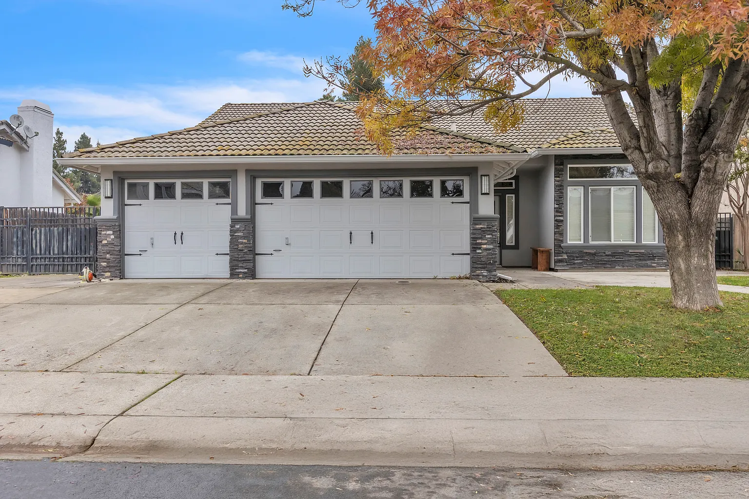 696 Scirocco Dr photo 1