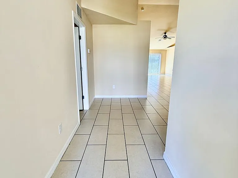 1044 NE 8th Pl — Photo 4