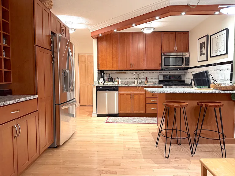 2 Hawthorne Pl #15D — Photo 2