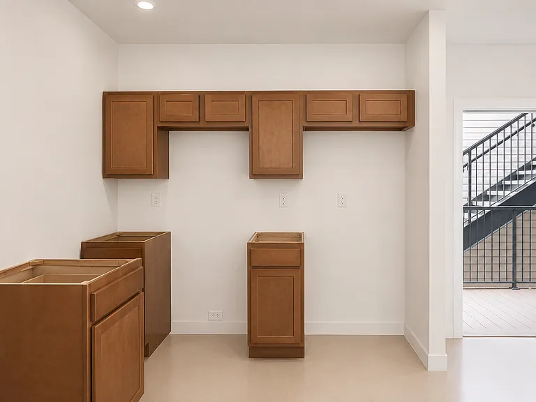 300 Lindenhurst Dr — Photo 7