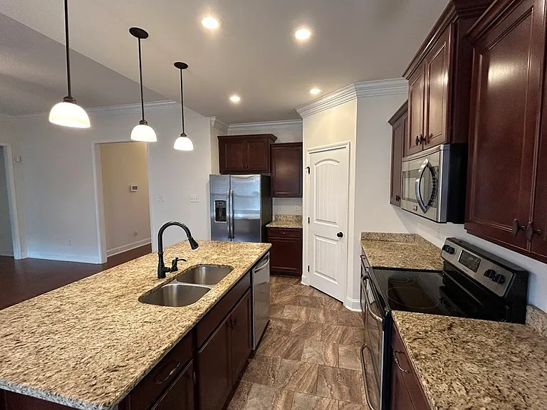 138 Riverfront Dr — Photo 3