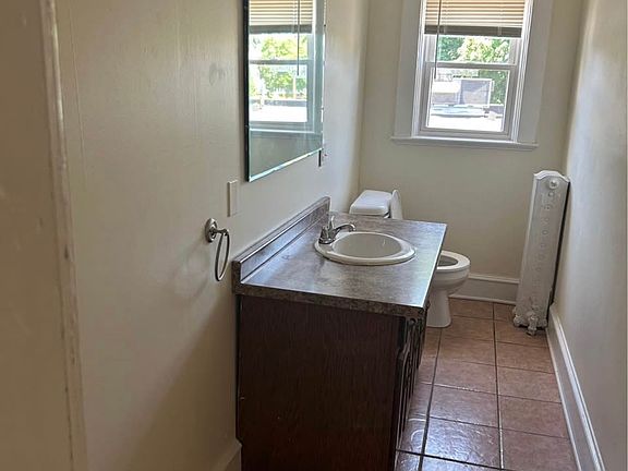 5th image of 416 Glen St APT 2