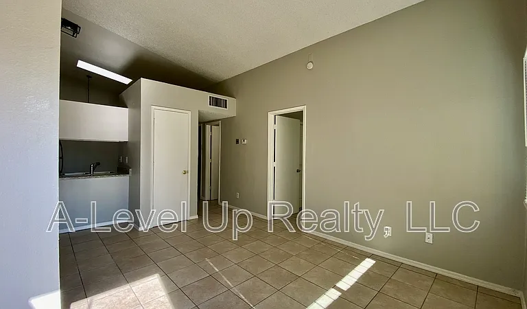 403 E Thoroughbred St — Photo 3