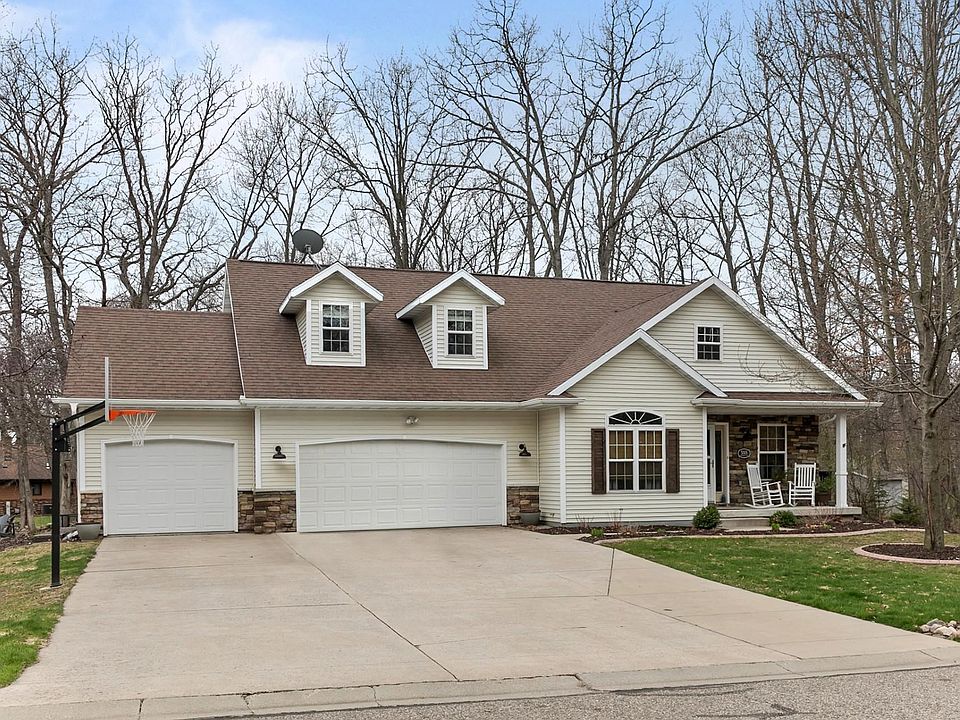 1st image of 555 Woodland Cir
