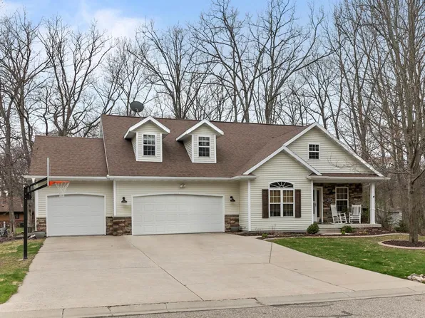 555 Woodland Cir, Waupaca, WI 54981