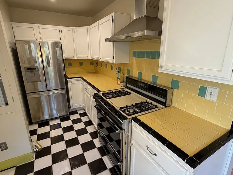 635 E Victoria St — Photo 11