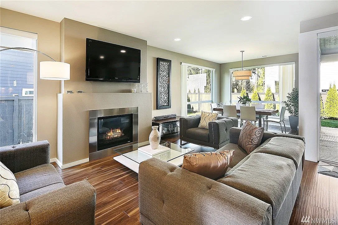 4 bed, 2.5 bath, 2750 sqft, $4,200 — Photo 3