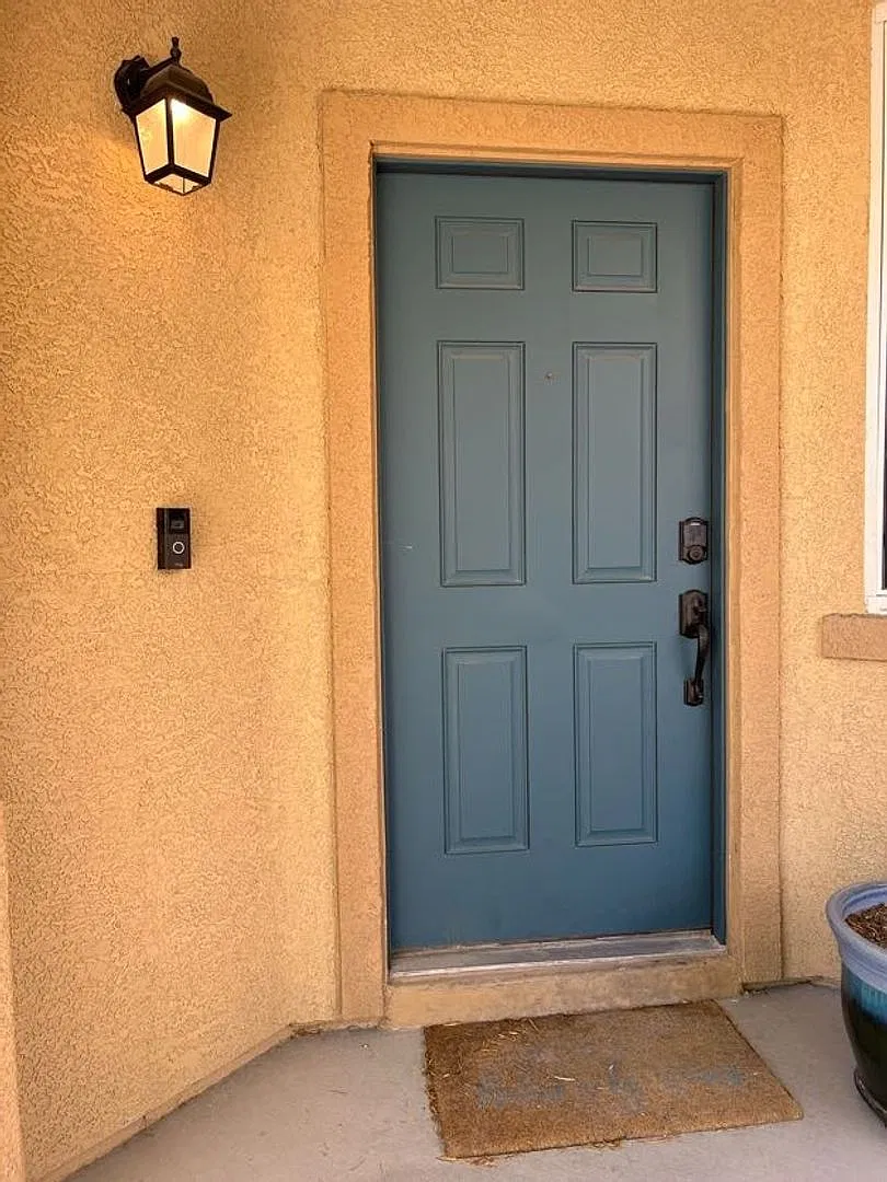 A Beautiful Home With Modern Upgrades And A Gorgeous Backyard Retreat! Silverado Ranch — Photo 3
