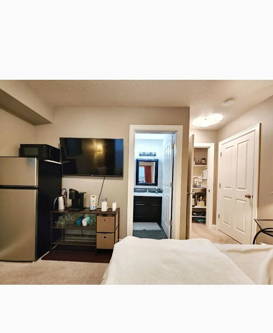 1 bed, 300 sqft, $1,100 — Photo 2