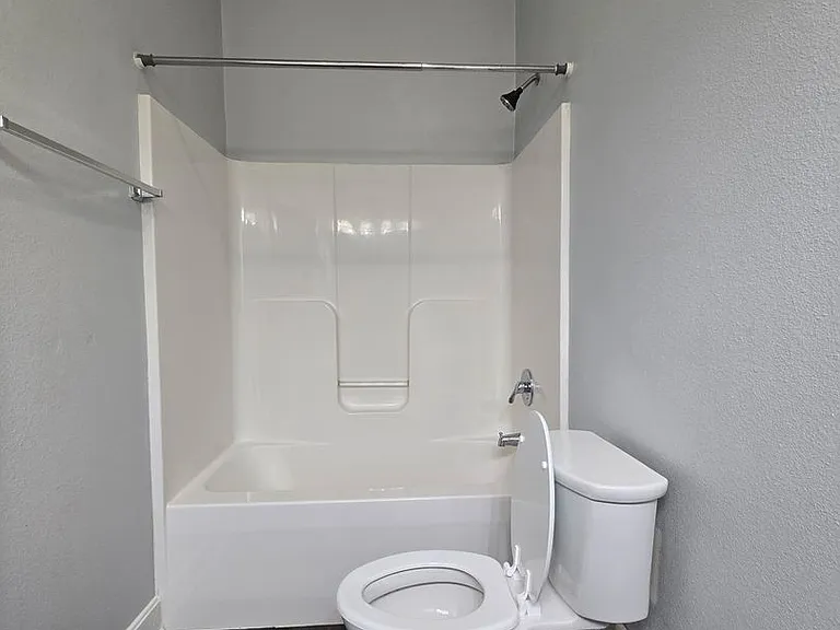 302 W Commercial St #206F — Photo 6