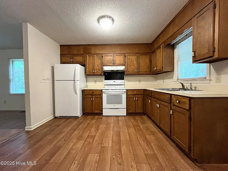 902 Heather Trl — Photo 10