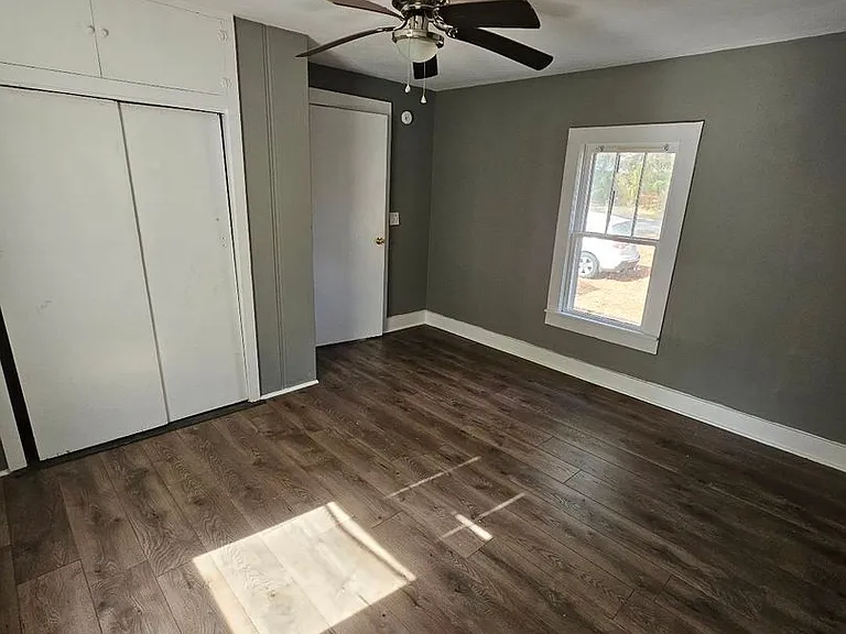 211 W Rasch Rd — Photo 2