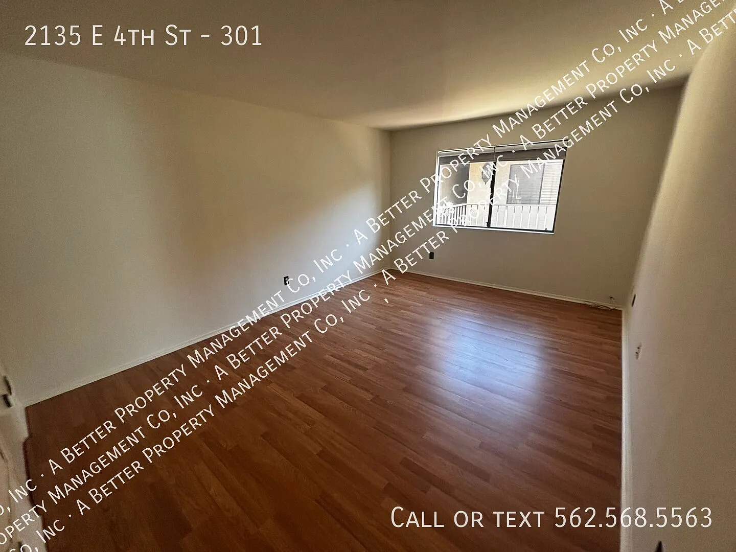 Upper Modern 2 Bed 2 Bath Retro Row Condo W/ Plank Foors, Balcony, A/C, & X2 Gated Parking Spaces! — Photo 2