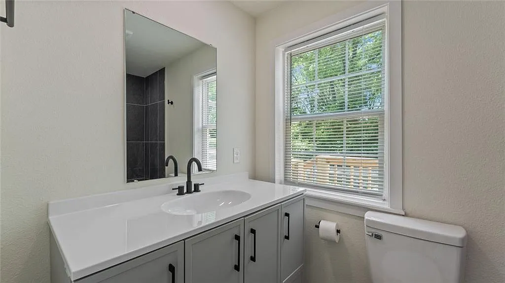 3 bed, 2.0 bath, 912 sqft, $1,550 — Photo 3