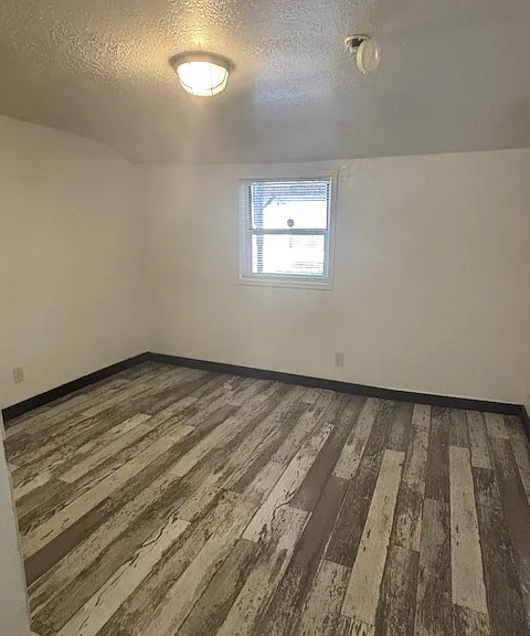 916 E Logan St — Photo 5