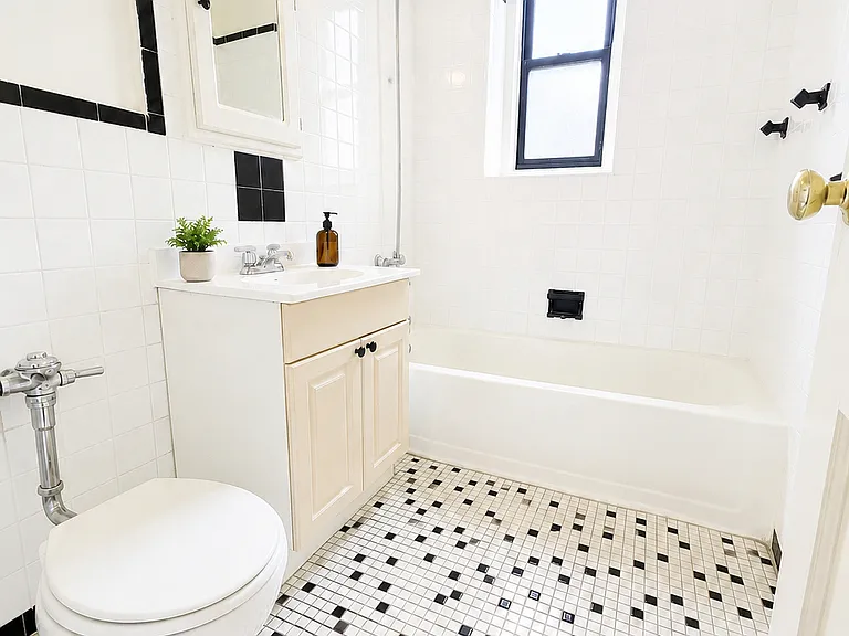 1 Tennis Ct #5F — Photo 4