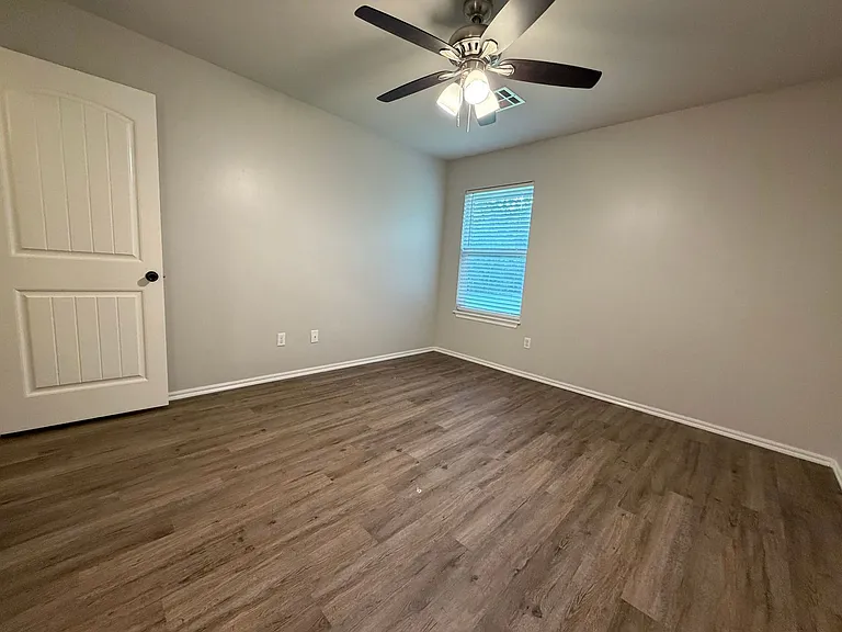 404 Chalk Hill Ct — Photo 32