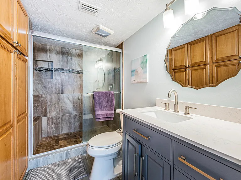 En-Suite Bathroom | Linens & Towels | Hair Dryer | Complimentary Toiletries