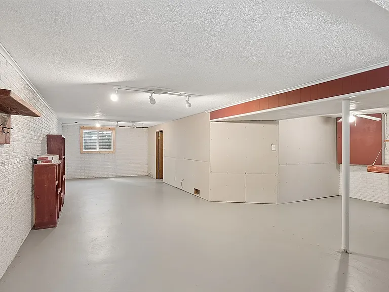 502 NE Trilein Dr — Photo 25