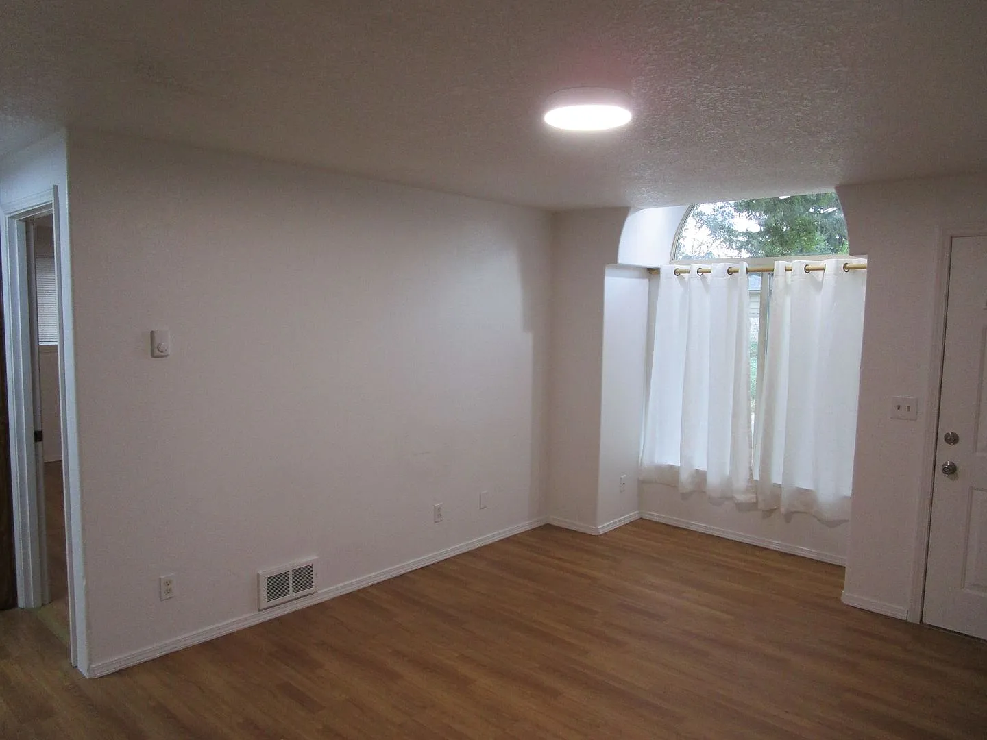 2 Bedroom Duplex Near Library - Water/Sewer Included! Available Mid-October! — Photo 3