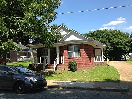 1572 Victor St — Photo 1