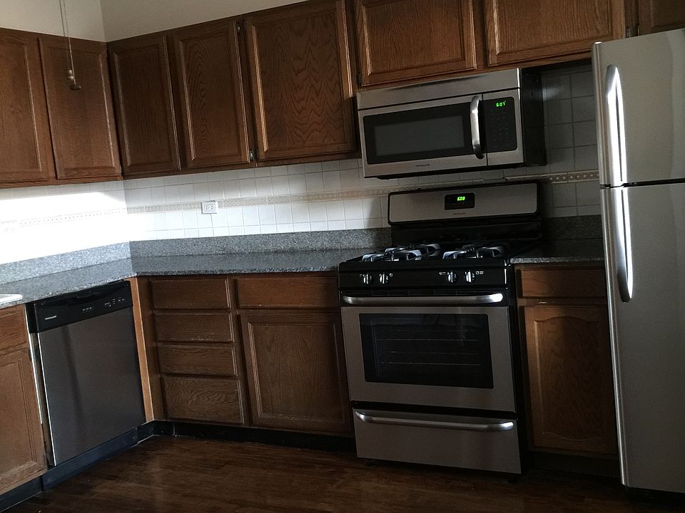 2nd image of 1033 W Dakin St #2