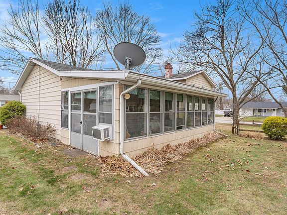 5th image of 788 Cambridge Dr
