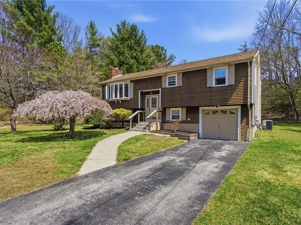 2 Finne Rd, Johnston, RI 02919
