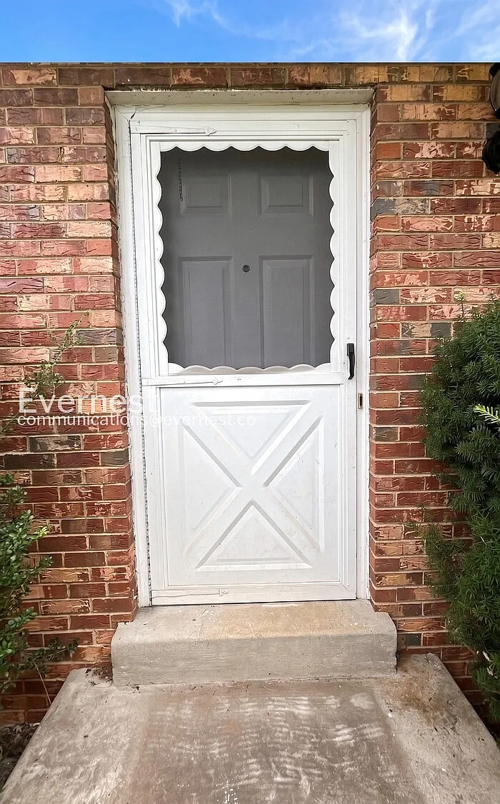 3 bed, 1.5 bath, 1260 sqft, $2,400 — Photo 2