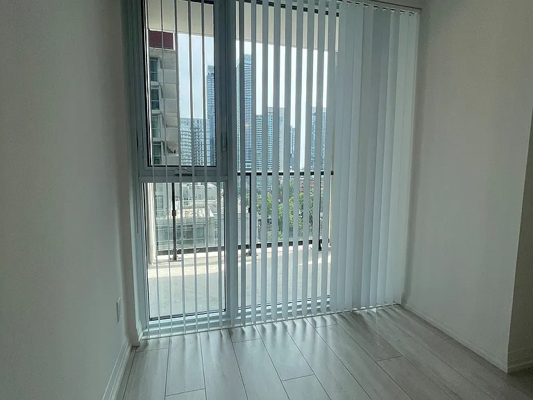 400 King St W #1017 — Photo 13