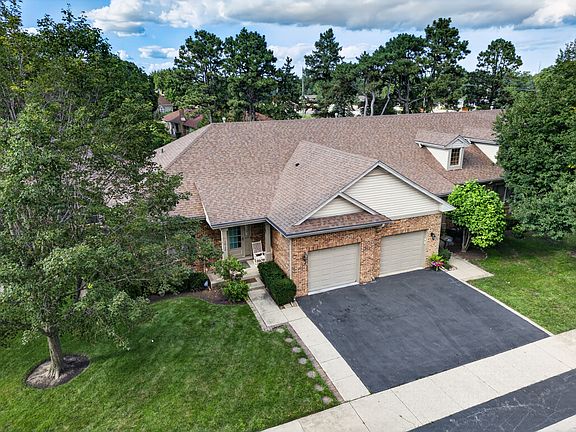 3rd image of 3932 Balmoral Ct