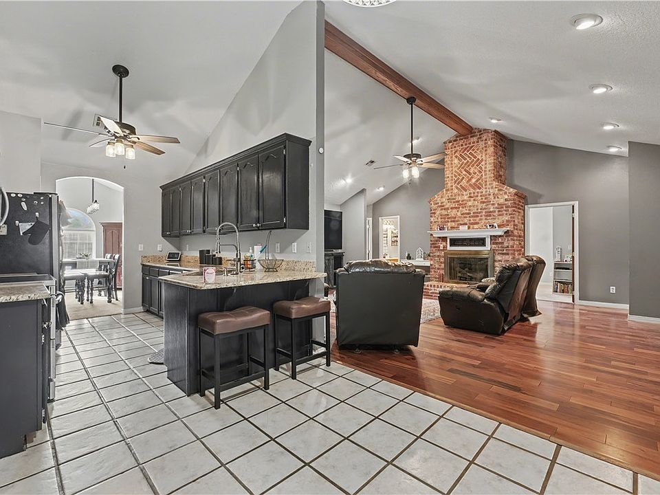 1st image of 910 Raintree Ct