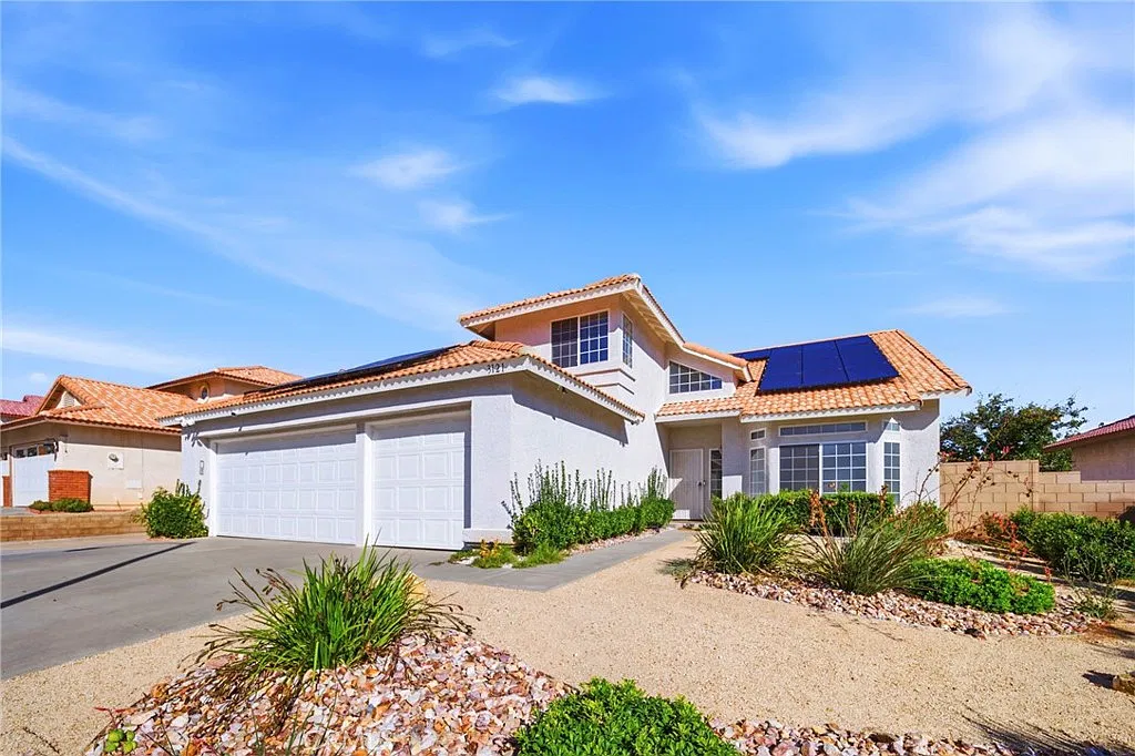 5 bed, 2302 sqft, $4,800 — Photo 1